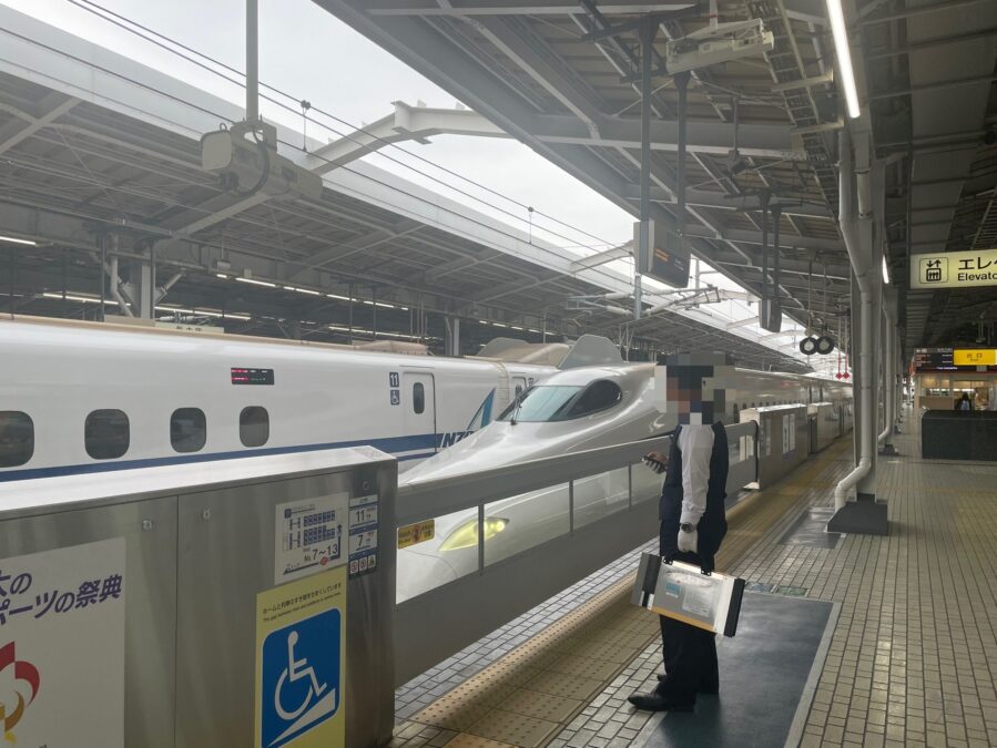 新大阪駅で職員が介助のために到着を待っているところ