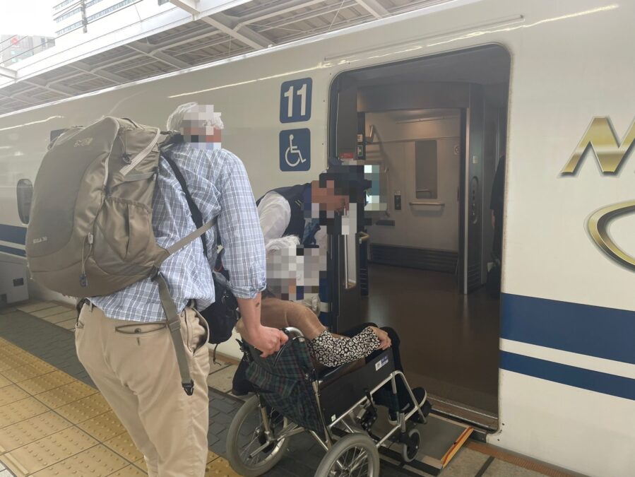 職員の介助を受けて新大阪駅で下車するところ