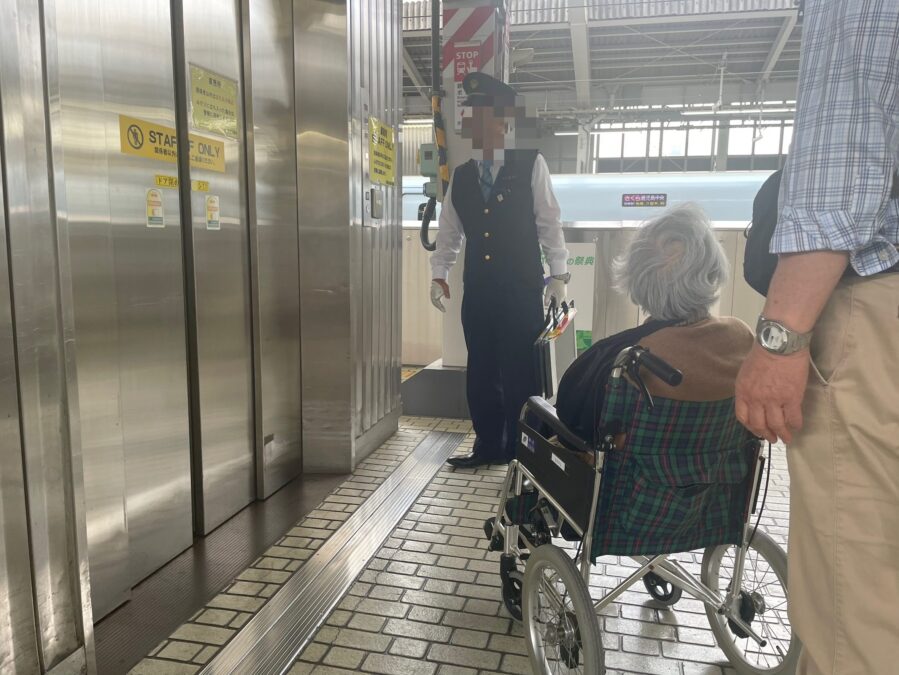 新大阪駅の職員専用エレベーター