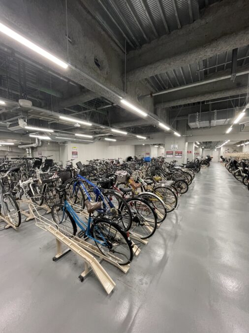 明るく広々としたJPタワー大阪の地下駐輪場