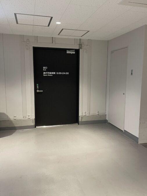 駅方面への連絡ドア。通行可能時間は5時〜24時