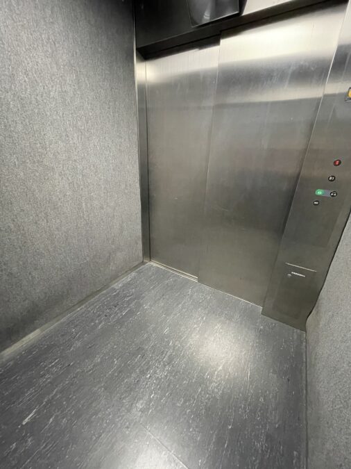 駐輪場用エレベーターの内部