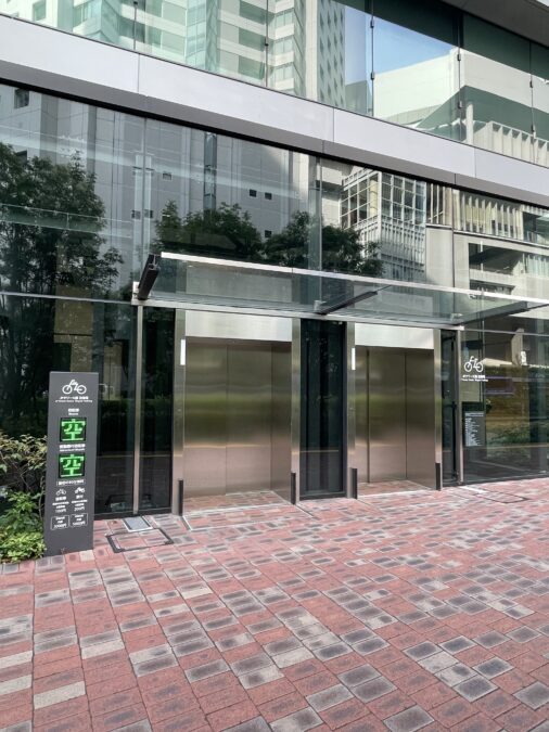 JPタワー大阪駐輪場の入口を正面から見たところ