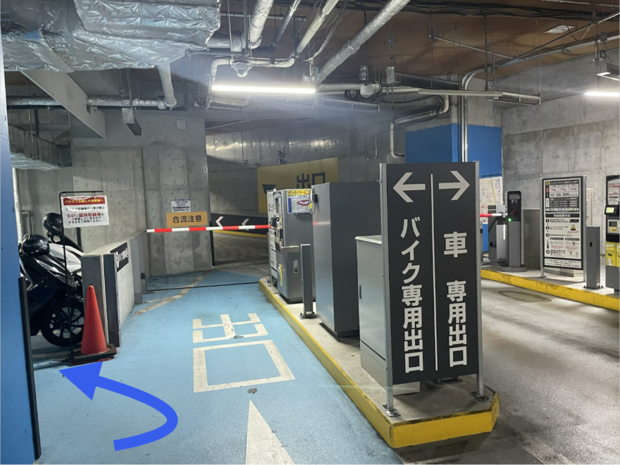 バイク専用出口の手前を左に入るとバイク駐輪場②