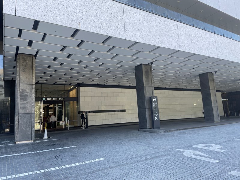 グランフロント大阪 北館の駐車場入口を示す「P北」の案内
