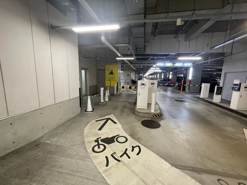 北館の地下のゲート（バイク用と一般車用に分かれている）
