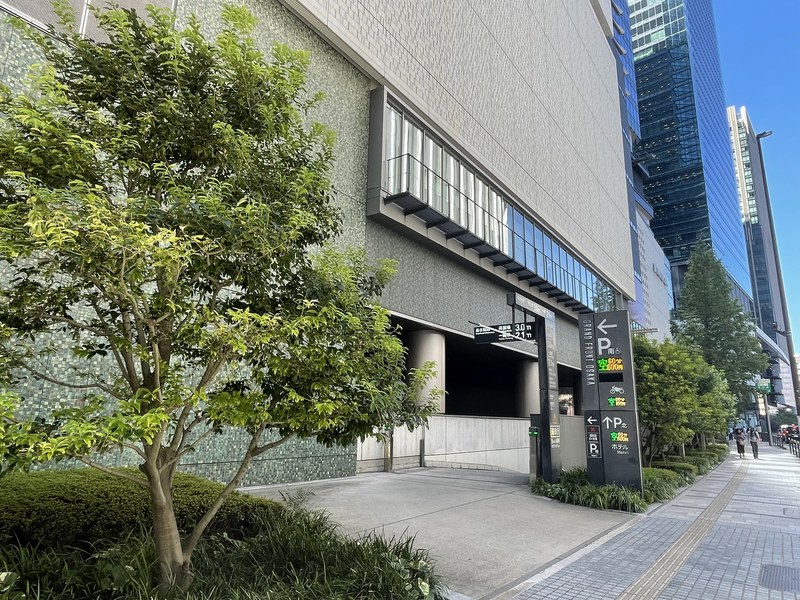 グランフロント大阪 南館の駐車場入口と「P南」の案内板
