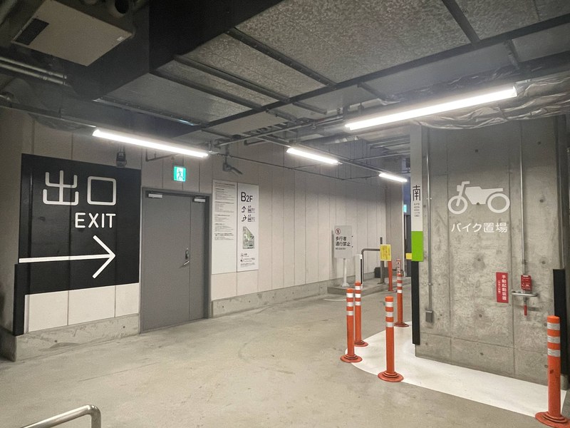 南館のバイク置き場と「出口」の案内