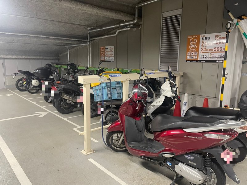 地下1階のバイク置き場（クリーム色が大型用・緑色が原付用のラック）