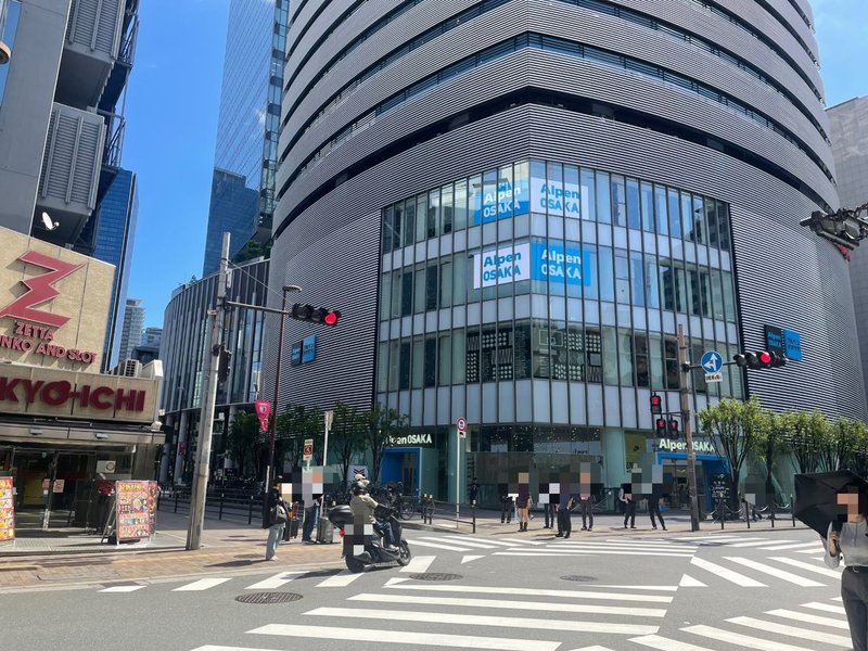 茶屋町 アルペン大阪の角（この道の先に駐輪場の入口）