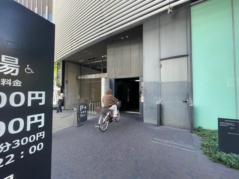アルペン大阪（ヤンマー本社ビル）の駐輪場入口と専用エレベーター
